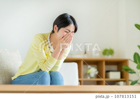 吐き気をこらえる女性 吐き気をこらえる女性 107813151