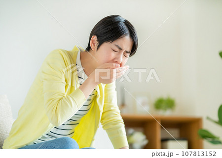 吐き気をこらえる女性　 107813152