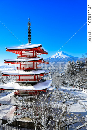 冬　雪化粧した新倉山浅間神社忠霊塔と富士山の絶景　山梨県富士吉田市 107813189