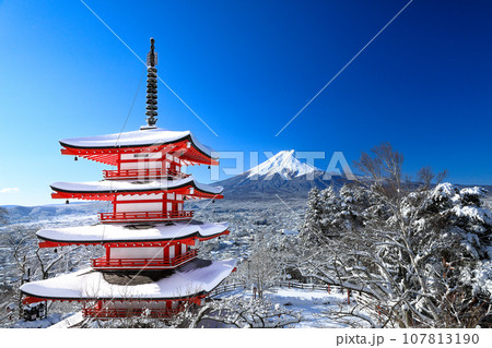 冬　雪化粧した新倉山浅間神社忠霊塔と富士山の絶景　山梨県富士吉田市 107813190