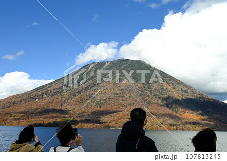 秋の男体山に見入る中禅寺湖遊覧船乗客 秋の男体山に見入る中禅寺湖遊覧船乗客 107813245