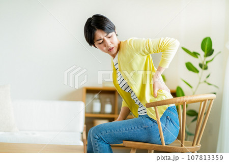 腰痛に苦しむ女性 107813359