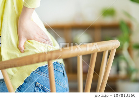 腰痛に苦しむ女性 107813360