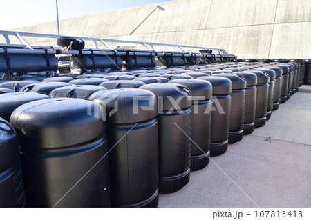 秋の北海道函館市入船漁港で養殖生け簀の浮力材の風景を撮影 秋の北海道函館市入船漁港で養殖生け簀の浮力材の風景を撮影 107813413