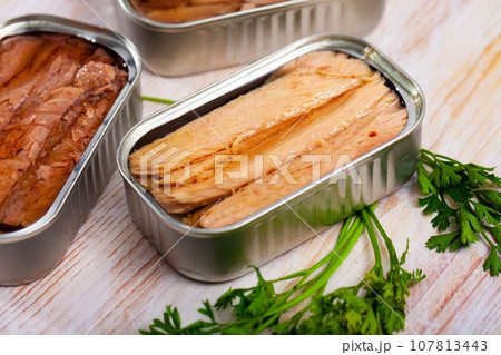 Preserved natural fillet of frigate tuna with parsley 107813443