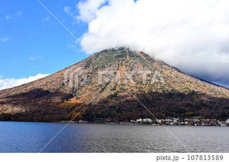 奥日光 雲を被る秋の男体山 奥日光 雲を被る秋の男体山 107813589