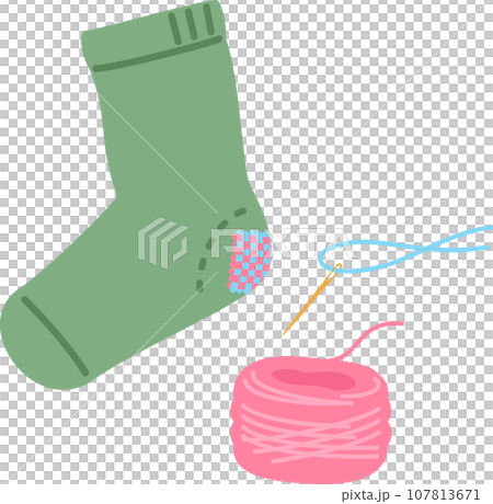 カラフルなダーニングを施した靴下と針と糸 カラフルなダーニングを施した靴下と針と糸 107813671