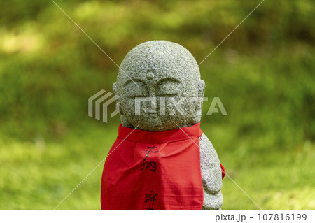 寂光院の苔庭にたたずむ地蔵（京都府京都市左京区大原） 107816199