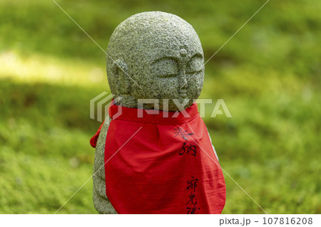 寂光院の苔庭にたたずむ地蔵（京都府京都市左京区大原） 107816208