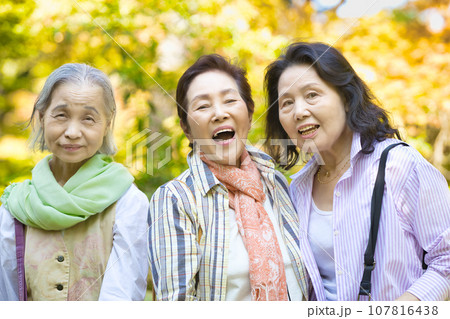 旅行を楽しむシニア女性 107816438