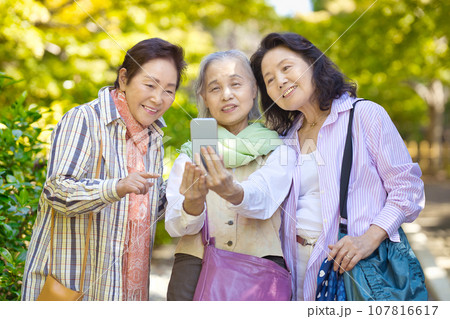 旅行を楽しむシニア女性 107816617