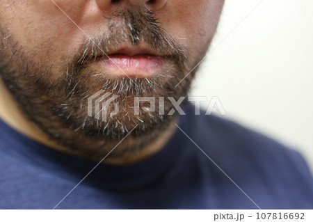 髭面の男 107816692