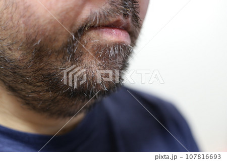 無精ひげを生やした男の横顔 107816693