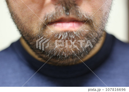 無精ひげを伸ばした男性 無精ひげを伸ばした男性 107816696