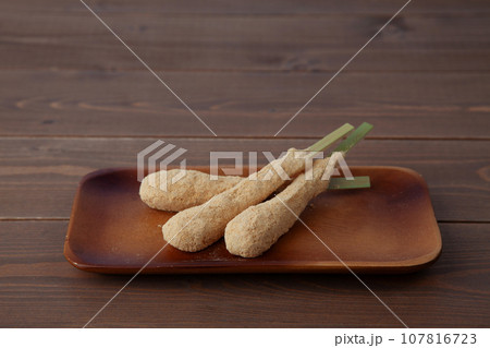 きな粉餅 だんご 和菓子 テーブル 107816723