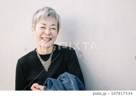 グレイヘアの上品な日本人女性 グレイヘアの上品な日本人女性 107817534