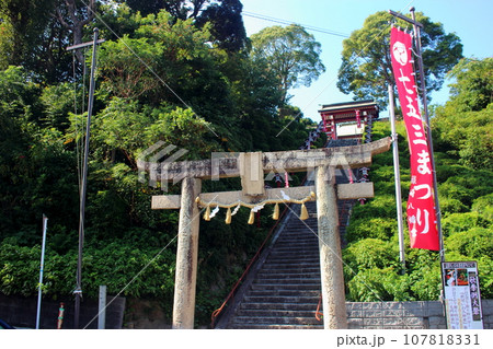 北九州市 篠崎八幡神社の鳥居 七五三のお祝い 107818331