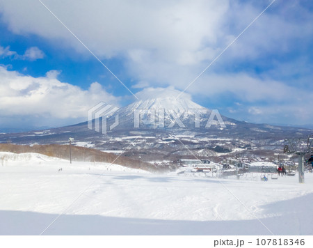 雪の火山を望むスキー場 (北海道、ニセコ) 107818346