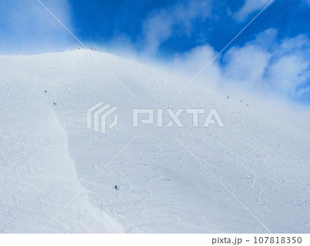 雪山の頂に残る沢山の滑走跡 (北海道、ニセコ) 107818350