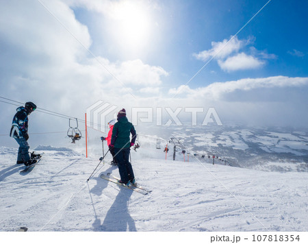 スキー場の高台から町を見下ろす (北海道、ニセコ) スキー場の高台から町を見下ろす (北海道、ニセコ) 107818354