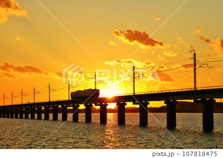 茨城県 秋の夕暮れ 北浦橋梁と電車 茨城県 秋の夕暮れ 北浦橋梁と電車 107818475