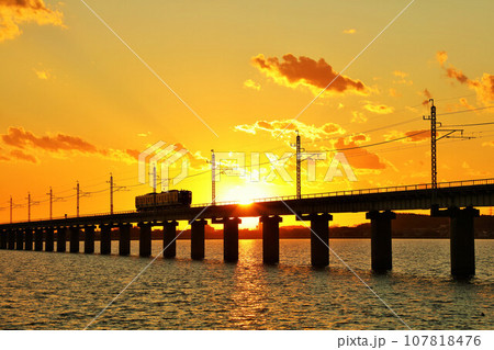 茨城県 秋の夕暮れ 北浦橋梁と電車 茨城県 秋の夕暮れ 北浦橋梁と電車 107818476
