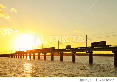 茨城県　秋の夕暮れ　北浦橋梁と貨物列車 107818477