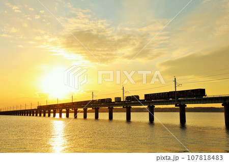 茨城県 秋の夕暮れ 北浦橋梁と貨物列車 茨城県 秋の夕暮れ 北浦橋梁と貨物列車 107818483