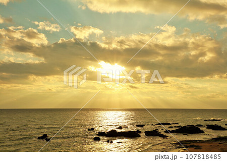 秋の夜明け　海とエンジェルラダー 107818485