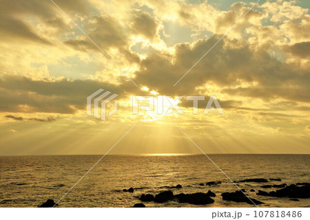 秋の夜明け 海とエンジェルラダー 秋の夜明け 海とエンジェルラダー 107818486