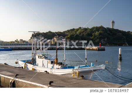 《神奈川県》早朝の江ノ島の風景 107818497
