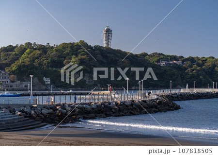 《神奈川県》早朝の江ノ島の風景 107818505