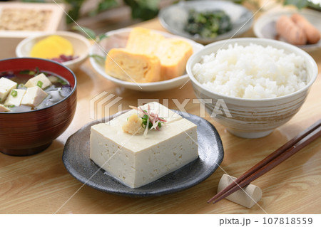 冷や奴 和食といえば豆腐( 日本食 朝食イメージ )栄養満点の大豆を使ったトウフ 豆腐料理 木綿豆腐 冷や奴 和食といえば豆腐( 日本食 朝食イメージ )栄養満点の大豆を使ったトウフ 豆腐料理 木綿豆腐 107818559
