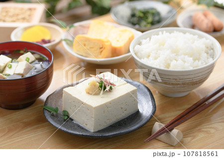 冷や奴 和食といえば豆腐( 日本食 朝食イメージ )栄養満点の大豆を使ったトウフ 豆腐料理 木綿豆腐 冷や奴 和食といえば豆腐( 日本食 朝食イメージ )栄養満点の大豆を使ったトウフ 豆腐料理 木綿豆腐 107818561