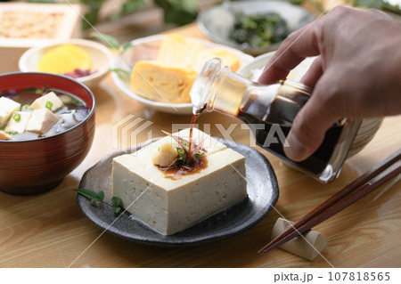 冷や奴に醤油をかける 和食といえば豆腐（ 日本食 ）栄養満点の大豆を使ったトウフ 豆腐料理 木綿豆腐 107818565