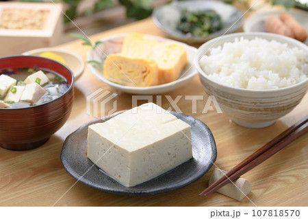冷や奴 和食といえば豆腐( 日本食 朝食イメージ )栄養満点の大豆を使ったトウフ 豆腐料理 木綿豆腐 冷や奴 和食といえば豆腐( 日本食 朝食イメージ )栄養満点の大豆を使ったトウフ 豆腐料理 木綿豆腐 107818570