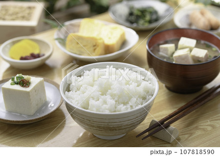 日本食 和食の朝ごはん (朝食イメージ)納豆、味噌汁 卵焼き めざし 漬物 豆腐 日本食 和食の朝ごはん (朝食イメージ)納豆、味噌汁 卵焼き めざし 漬物 豆腐 107818590