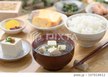 味噌汁 日本食 和食の朝ごはん (朝食イメージ)みそ汁 卵焼き 漬物 豆腐 おひたし ウインナー 味噌汁 日本食 和食の朝ごはん (朝食イメージ)みそ汁 卵焼き 漬物 豆腐 おひたし ウインナー 107818612