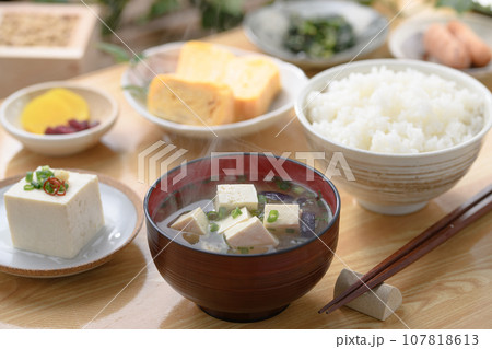 味噌汁 日本食 和食の朝ごはん （朝食イメージ）みそ汁 卵焼き 漬物 豆腐 おひたし ウインナー 107818613