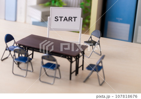 会議机とパイプ椅子の配置・START 107818676