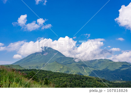 臼岳・知床国立公園 知床半島最高峰の山 知床峠 臼岳・知床国立公園 知床半島最高峰の山 知床峠 107818826