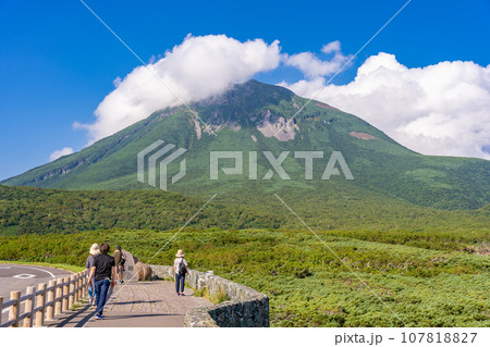 臼岳・知床国立公園 知床半島最高峰の山 知床峠展望台 臼岳・知床国立公園 知床半島最高峰の山 知床峠展望台 107818827