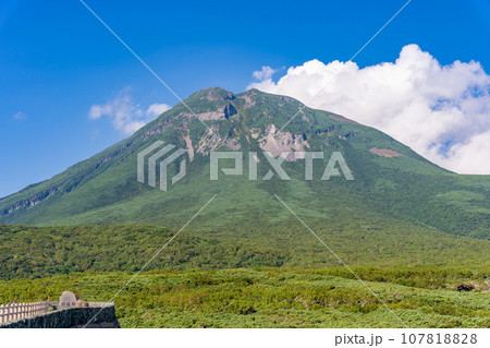 臼岳・知床国立公園　知床半島最高峰の山　知床峠展望台 107818828