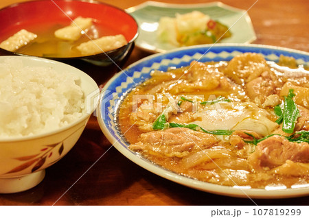 定食　卵とじ　鶏肉　すき焼き　チキン 107819299
