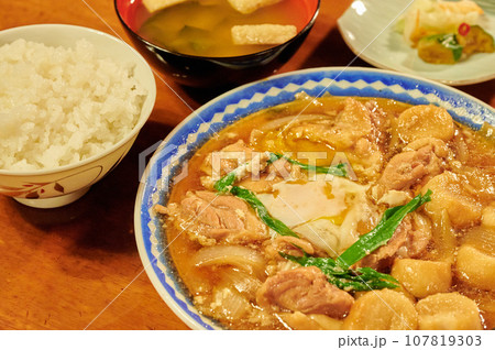 定食 卵とじ 鶏肉 すき焼き チキン 定食 卵とじ 鶏肉 すき焼き チキン 107819303