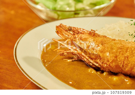 エビフライが乗ったカレーライス　料理　喫茶店 107819309