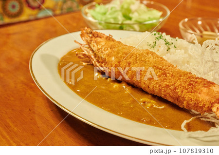 エビフライが乗ったカレーライス　料理　喫茶店 107819310