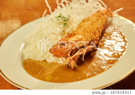 エビフライが乗ったカレーライス　料理　喫茶店 107819311