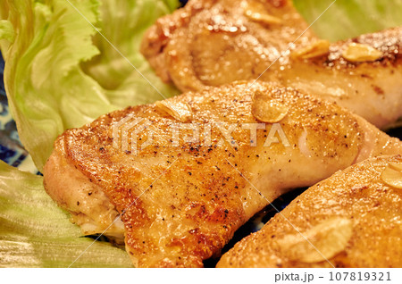 骨付きチキン クリスマス パーティ 鶏肉 ローストチキン 骨付きチキン クリスマス パーティ 鶏肉 ローストチキン 107819321