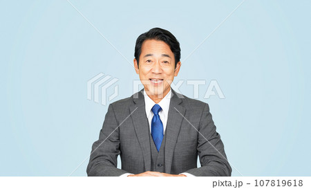 カメラ目線で話すミドル男性　アナウンサー 107819618